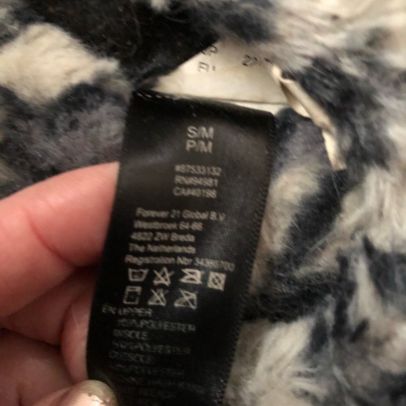 Forever 21 cute fluffy cow design black & white Normcore slippers, size 5-6 - Picture 3 of 4